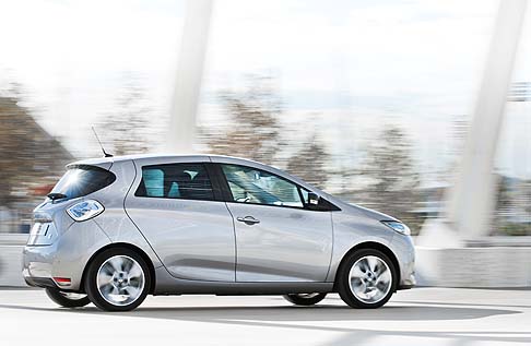 Renault - Renault ZOE è il primo veicolo elettrico a ricaricarsi in un tempo compreso tra 30 minuti e 9 ore, grazie al connettore di ricarica Caméléon. width=
