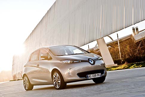Renault - Fino a 40 km/h, il veicolo è silenzioso; superata tale soglia i rumori predominanti sono quelli delle ruote sulla strada e dell’aria intorno alla carrozzeria. width=