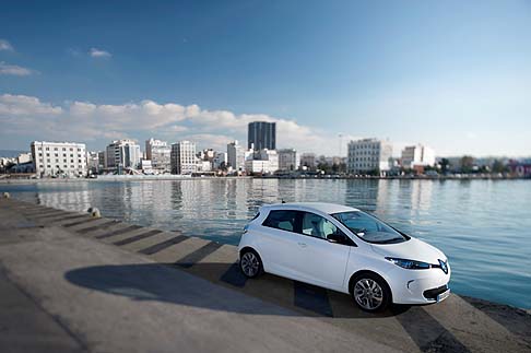 Renault - Tutte le Renault ZOE sono equipaggiate con il dispositivo Hill start assist, per facilitare le partenze in salita. Il motore elettrico è senza manutenzione, a perfetta tenuta e non richiede lubrificazione. width=