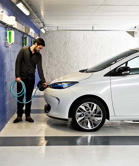 Renault - ZOE è dotata di Z.E. Voice, un suono esterno che avverte i pedoni dell’arrivo del veicolo e che consente di valutarne la velocità.  width=