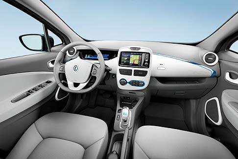 Renault - Ricco l’equipaggiamento dedicato alla sicurezza, sia attiva che passiva. Troviamo tra i dispositivi: airbag frontali conducente e passeggero; airbag laterali anteriori; airbag Passenger Restraint Cushion nei sedili anteriori. width=
