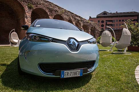 Renault - Un sistema elettrico, poi, diffonde degli aromi attivi esclusivi: energizzanti la mattina, anti-stress al ritorno dal lavoro e capaci di potenziare l’attenzione durante la guida notturna.  width=