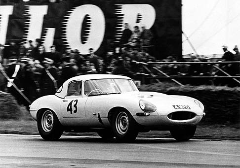 Jaguar - Rinasce un modello importante per la storia di Jaguar. Si tratta della vettura E-type Lightweight, della quale il marchio sta realizzando sei riproduzioni, che rappresentano i sei veicoli “mancanti” dell’originario progetto. width=