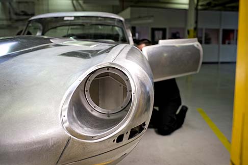Jaguar - Appassionati collezionisti, nonché i tanti amanti di auto da corsa storiche, saranno tra i sicuri clienti di questa particolare ed interessante versione, per il cui debutto si dovrà attendere la fine dell’estate.  width=