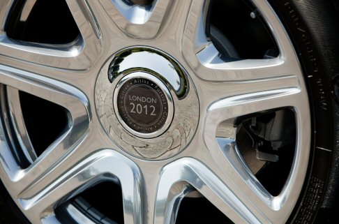 Rolls-Royce - Sulla mascherina centrale anteriore la doppia R viene sostituita dal profilo dello Spirit of Ecstasy dotato, al posto delle ali, della bandiera del Regno Unito e delle parole London 2012. width=