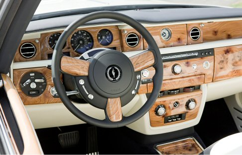 Rolls-Royce - Il nuovo simbolo compare sui coprimozzo al centro dei cerchi in lega, dove troviamo il motto dei Giochi Olimpici “Citius, Altius, Fortius”. width=