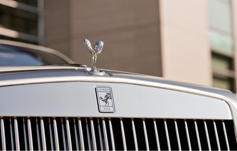 Rolls-Royce - Sul volante spicca, invece, un’immagine formata dalla torcia olimpica e da una corona di alloro.  width=