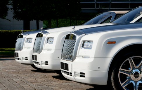 Rolls-Royce - A bordo, chiudono la serie delle novità inediti battitacco con le parole “London 2012”, “Hand Built in Goodwood, England” e “One of Three”, circondate da una corona di alloro. width=