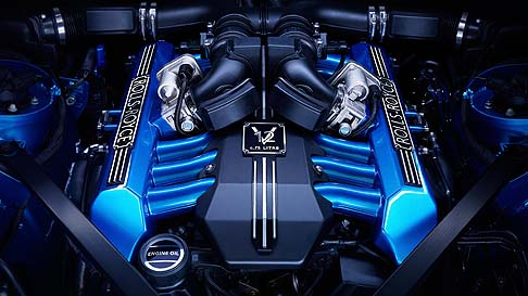 Rolls-Ryce - Per la prima volta nella storia della Rolls-Royce la finitura esterna si estende anche al motore e alle razze delle ruote. width=