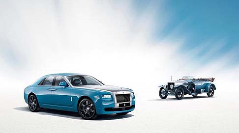 Rolls Royce - Il cofano anteriore è in metallo, priva di verniciatura, come l’auto da corsa del 1913, mentre la fiancata laterale offre un profilo evocativo della partecipazione di quattro Rolls-Royce alla gara di cento anni fa. width=