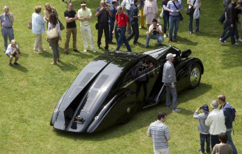 Rolls Royce - Il corpo vettura è il risultato dell’abilità artigianale dell’epoca, che ha modellato le porte rotonde, l’apertura a mezza luna dei finestrini, i tettucci apribili singolarmente e una pinna stabilizzatrice nella parte posteriore. width=