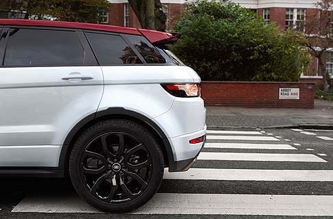 Land Rover - Un’esclusiva grafica Evoque distingue la NW8 dalle altre edizioni speciali. Il motivo si ispira all'attraversamento pedonale zebrato di Abbey Road sulle protezioni delle soglie, le targhette dei sedili ed il telecomando. width=