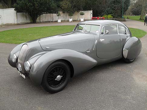 Bentley - Appartenente a Jay Kay dei Jamiroquai, la Bentley Emiricos è una vettura sorprendentemente elegante, con un corpo aerodinamico adatto ad accogliere un motore destinato alle corse. width=