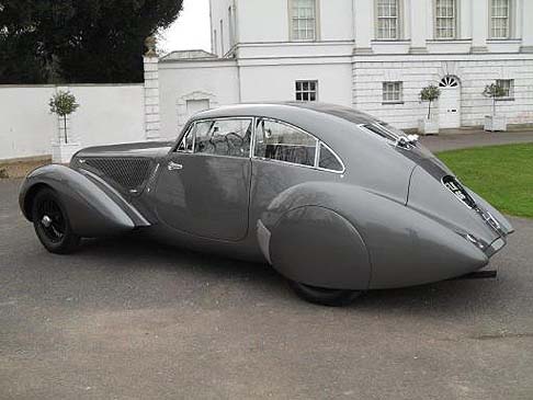 Bentley - Prodotta nel 1930 su richiesta dell’uomo d'affari greco e appassionato pilota di auto da corsa André Embiricos, la vettura è stata realizzata da Georges Paulin, noto designer che lavorava per la carrozzeria Pourtout Carrossier. width=