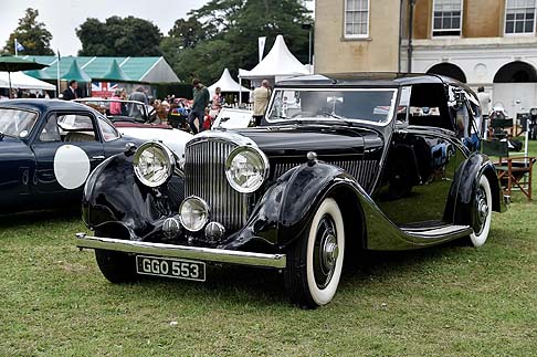 Bentley - Tra le vetture da collezione giunte da ogni parte del pianeta per sfilare in un concorso di bellezza senza eguali, spiccano i modelli Bentley, uno dei quali accompagnato da un’autentica leggenda del mondo delle corse, il pilota Derek Bell. width=