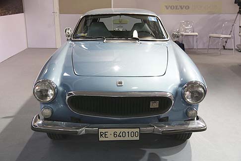Volvo - Progettata in Svezia, disegnata in Italia, presentata al Salone di Bruxelles, costruita in Gran Bretagna e consacrata al successo negli States, la Volvo 1800, nelle sue due varianti coupé e fastback, è una delle auto iconiche del marchio. width=