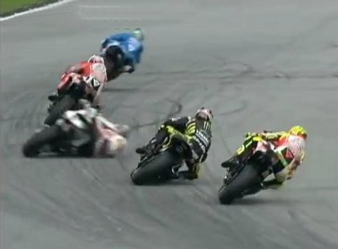 Marco Simoncelli - Moto GP scivolata della Honda di Marco Simoncelli width=