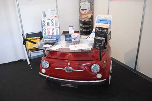 Fiera del Levante - Scrivania con il musetto della Fiat 500 alla Fiera del Levante di Bari width=