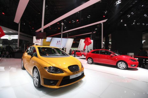 Seat - Le fiancate della coupé sportiva tre porte sono solcate da linee nette, mentre l’imponente posteriore e i cerchi da 17 pollici ne enfatizzano. Infine, i gusci neri degli specchietti retrovisori creano un deciso contrasto con il giallo Crono della livrea.  width=