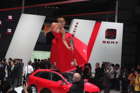 Seat - A bordo il design è minimal, Il nuovo volante sportivo con logo CUPRA e comandi del cambio DSG, la strumentazione dedicata e i sedili sportivi in pelle, con inserti laterali gialli che richiamano il colore della carrozzeria, sono gli elementi distintivi.  width=