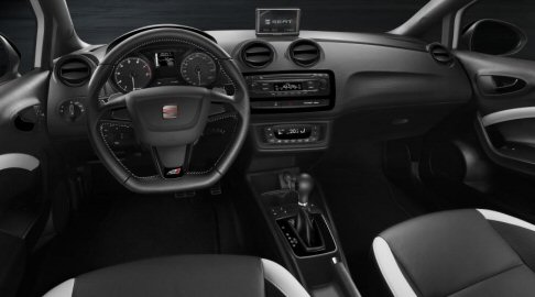 Seat - L’equipaggiamento offre una dotazione esclusiva che comprende l'impianto frenante potenziato, lo scarico sportivo con terminale centrale trapezoidale, i cerchi in lega da 17 pollici, i sedili sportivi, i fari bi-xeno, le luci a Led anteriori e posteriori. width=