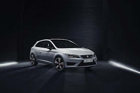Seat - Al momento del lancio, la vettura sarà offerta sia in versione cinque porte che nella variante Leon CUPRA SC Sport Coupé a tre porte. width=