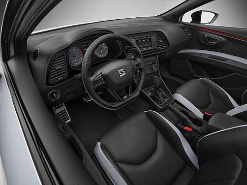 Seat - La versione CUPRA 280 si differenzia per la presenza di ruote da 19 pollici con una vernice finitura titanio, spoiler sul bordo posteriore del tetto, scritte CUPRA sulle pinze dei freni e gusci dei retrovisori esterni di colore nero .  width=