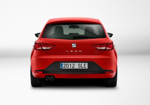 Seat - A bordo spiccano i rivestimenti in pelle e Alcantara, mentre gli accessori includono il sistema Easy Connect, con schermo touchscreen da 5 pollici, un impianto audio a sei altoparlanti con supporto al Bluetooth e presa USB. width=