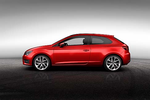 Seat - Il frontale della nuova Leon SC è caratterizzato dal design a freccia.  width=