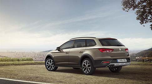 Seat - A bordo, le finiture sono esclusive. I rivestimenti in tessuto nero e grigio rendono atmosfera premium.  width=