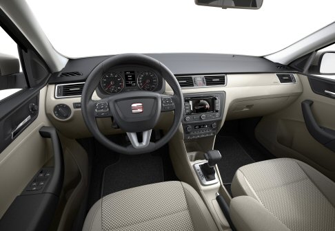 Seat - La variante Style offre cerchi in lega da 16 pollici, fari fendinebbia con funzione cornering, climatizzatore automatico, volante e pomello del cambio rivestiti in pelle. width=