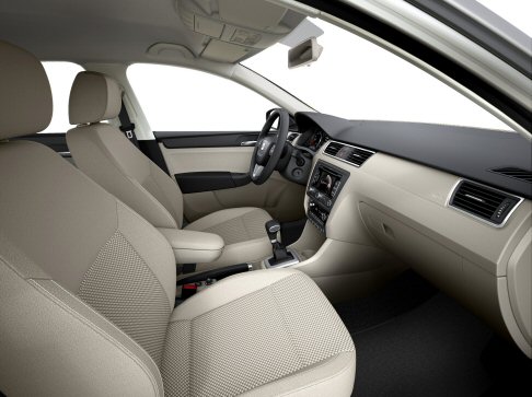 Seat - L’allestimento Reference propone di serie specchietti regolabili elettricamente, volante multifunzione, radio CD MP3 con ingresso aux-in, aria condizionata e computer di bordo. width=