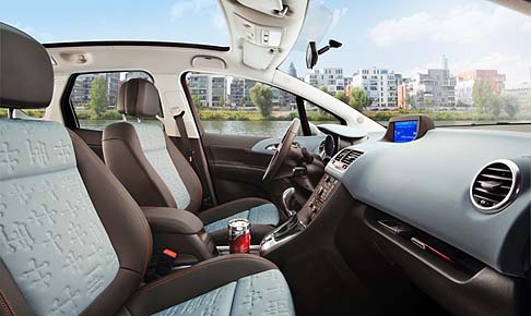 Opel - I sedili ergonomici premium Opel assicurano una eccellente posizione di seduta e il massimo comfort per la schiena. width=