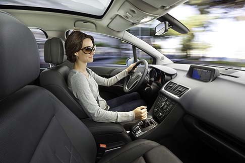 Opel - I sedili sono sviluppati tenendo della sicurezza dei passeggeri. La dotazione comprende airbag, sensori di seduta e tensionatori delle cinture di sicurezza. width=