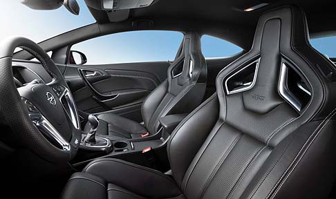 Opel - Una delle funzioni più complesse a cui devono assolvere i sedili è tenere chi è seduto al caldo o al fresco, a seconda delle condizioni meteorologiche. width=