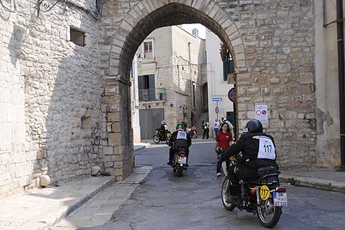 5^ tappa Acquaviva delle Fonti - Sfilata di moto storiche alla Milano Taranto 2015 arrivo ad Acquaviva delle Fonti width=