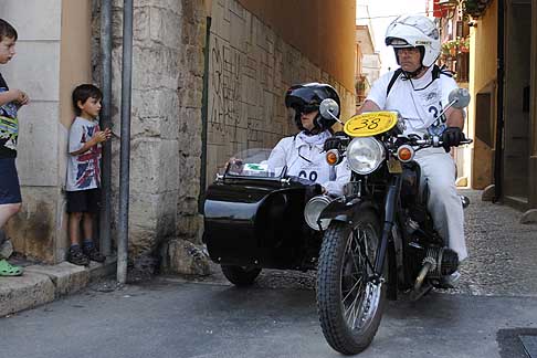 5^ tappa Acquaviva delle Fonti - Sidecar 28^ Riegocazione storica Milano Taranto, suggestivo arco di Piazza Garibaldi ad Acquaviva delle Fonti width=