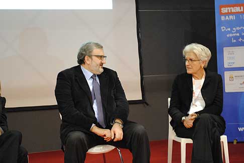 Smart City - Il sindaco Michele Emiliano di Bari e Anna Brogi dell´Enel, Responsabile Qualità Sicurezza Ambiente, Divisione Infrastrutture e Reti width=