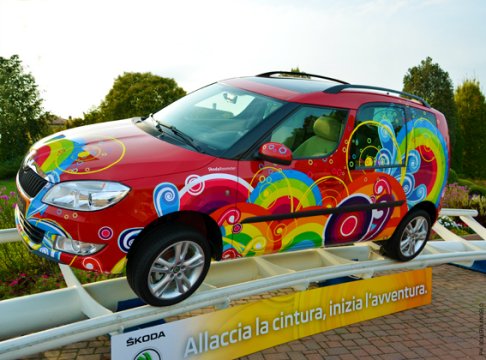 Skoda - Skoda a Gardaland, in primis la Skoda Roomster, una vettura dai colori vivacissimi, versatile e spaziosa, immortalata da Angelo width=