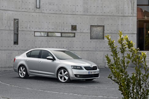 Skoda - La Skoda Octavia si rinnova per offrire con la terza generazione ancora più spazio, design ulteriormente affinato, un elevato grado di funzionalità, innovativi sistemi di sicurezza, i consumi contenuti e un’ampia gamma di soluzioni Simply Clever. width=