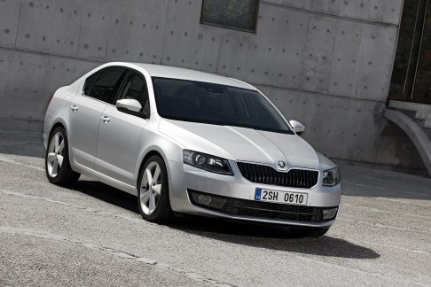 Skoda - Progressi importanti sono stati ottenuti anche sul fronte dei consumi e delle emissioni, grazie a motori benzina e Diesel di ultima generazione, a un coefficiente di resistenza aerodinamica ridotto e al peso contenuto. width=