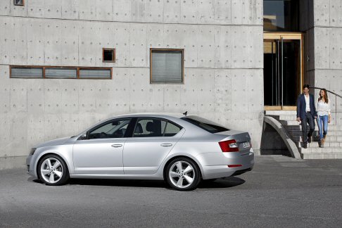 Skoda - Per la prima volta una ŠKODA è equipaggiata con l’Adaptive Cruise Assistant, che mantiene automaticamente una distanza predefinita dal veicolo antistante. width=