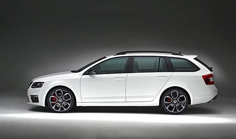 Skoda - I dettagli estetici sportivi sono numerosi, troviamo un paraurti modificati, griglia frontale con sigla VRS, diffusore posteriore in nero, terminali di scarico trapezoidali, alettone sopra il portellone del bagagliaio. width=