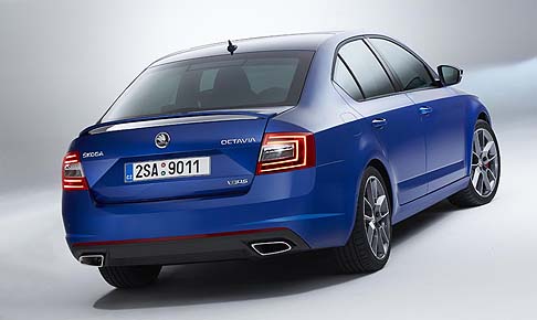 Skoda - Tra i dispositivi ritroviamo: il sistema di frenata di emergenza e controllo della distanza di sicurezza, assistente al cambio involontario di carreggiata, controllo della stanchezza del guidatore. width=