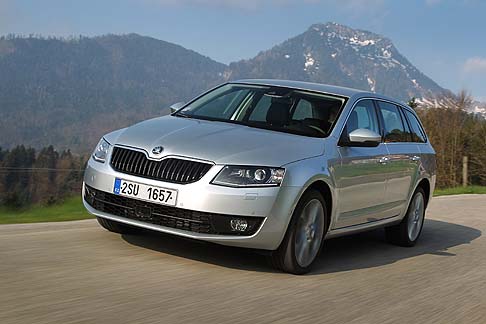 Skoda - Aumentata nelle dimensioni, la vettura offre spazi confortevoli,la massima funzionalità ed efficienza al top. Non mancano a bordo innovativi sistemi tecnologici per la sicurezza e il comfort, tante soluzioni Simply Clever. width=