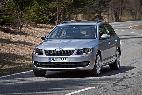 Skoda - L’equipaggiamento di serie include i dispositivi Adaptive Cruise Assistant, il nuovo Intelligent Light Assistant, l’Automatic Parking Assistant, il dispositivo per il riconoscimento della segnaletica stradale. width=