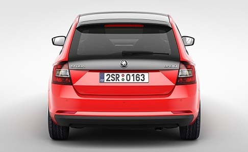Skoda - La sicurezza della Rapid Spaceback è garantita da airbag frontali, laterali e per la testa, cinture di sicurezza regolabili in altezza a tre punti con pretensionatori, poggiatesta regolabili in altezza e sistemi ABS e ESC. width=