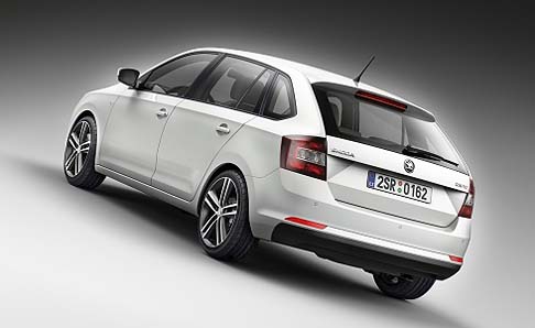 Skoda - Sono disponibili, opzionali, i fari allo xeno, il controllo automatico pressione pneumatici, luci fendinebbia con funzione curvante e hill-hold control assistant. width=