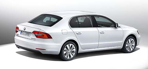 Skoda -  La capacità del vano bagagli è notevole: 595 litri per la berlina, 633 per la Wagon, che possono raggiungere, rispettivamente, fino a 1.700 e 1.865 litri. width=