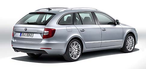 Skoda - La nuova Superb presenta alcuni accorgimenti riservati al segmento lusso, come l’alloggiamento per un ombrello all’interno del pannello che riveste le porte anteriori. width=